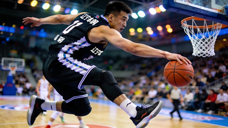 CBA球星郭艾伦在比赛中突破上篮的精彩瞬间